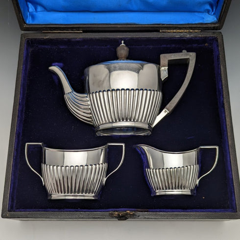19 世紀晚期英國古董鍍銀學士茶壺 3 件套裝在 Roberts & Belk 盒中